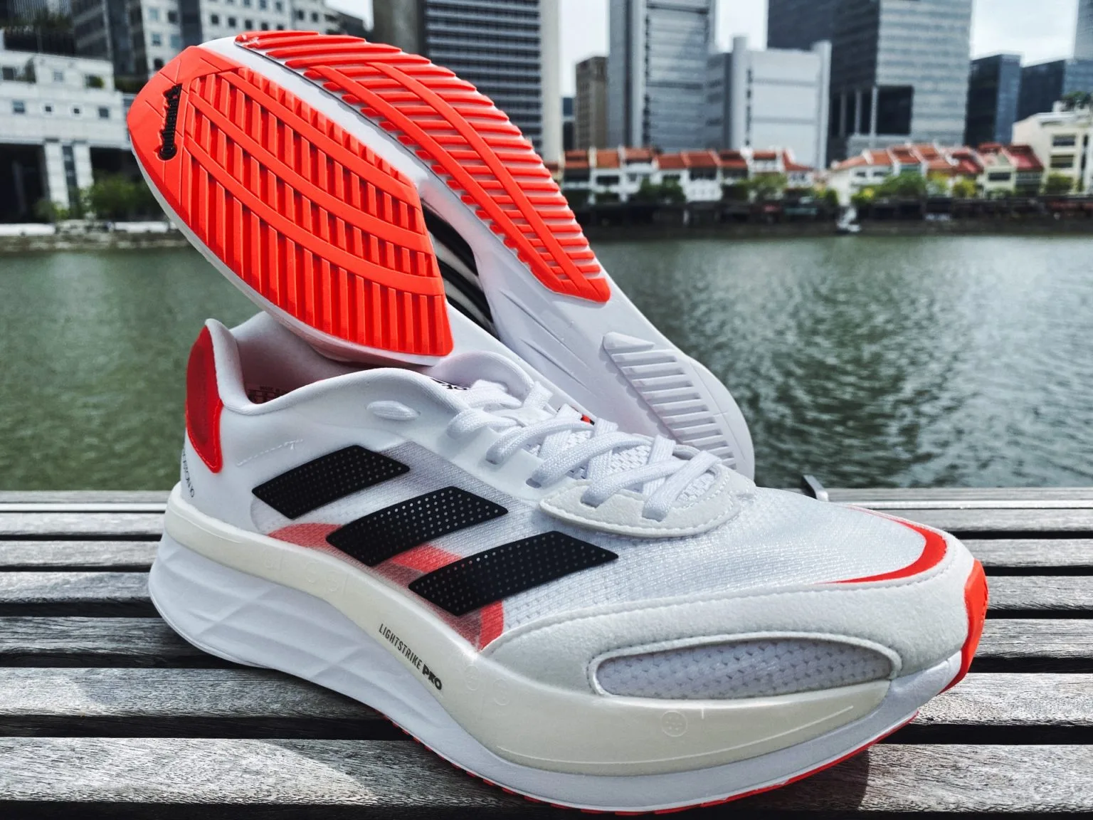 sol sepatu Ultraboost memberikan respons yang luar biasa terhadap setiap langkah Anda, menjadikannya pilihan yang ideal untuk lari pagi